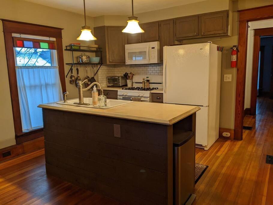 Large Bakery Apartment - Central Downtown Location Fredonia Exteriér fotografie